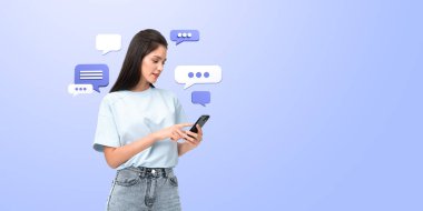 Akıllı telefonuyla etkileşim halinde olan bir kadın, mavi eğimli arka planda yüzen sohbet baloncuklarıyla çevrili. İletişim ve mesajlaşma kavramı