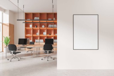 Minimalist ofis içinde beyaz bir duvarda boş bir poster var. Yer masalar, sandalyeler, bilgisayarlar ve bir kitaplık içeriyor. Çalışma alanı tasarımı kavramı. 3B Hazırlama