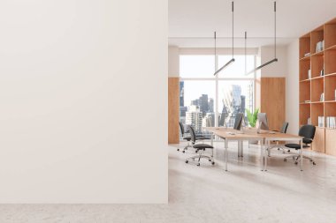 Solunda büyük boş bir duvar ve sağında bir şehir manzarasına bakan masaları ve sandalyeleri olan parlak çalışma alanı olan geniş modern bir ofis. Model konsepti. 3B Hazırlama