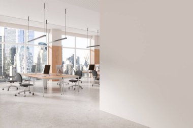 Modern mobilyaları ve geniş pencereleri olan açık uzay ofisi şehir manzarası sergiliyor. Minimalist tasarım, parlak ve temiz iç mekan. İş yeri kavramı. 3B Hazırlama
