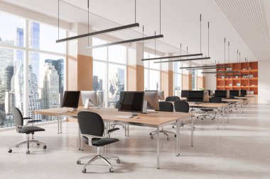 Çalışma alanının iç görünümü, sıralarda bilgisayar, beton zemin. Ortak çalışma alanı ve dekorasyonlu raf. New York gökdelenlerinin panoramik penceresi. 3B görüntüleme