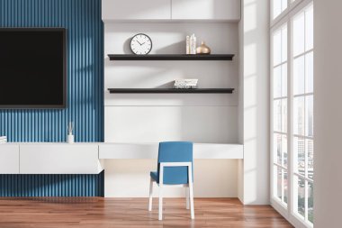 Süslü, beyaz ve mavi bir otel odası. İç dekorasyonlu, iş yeri, güzellik dolabı, sandalye, televizyon ekranı ve konsolu var. Singapur gökdelenlerinin panoramik penceresi. 3B görüntüleme