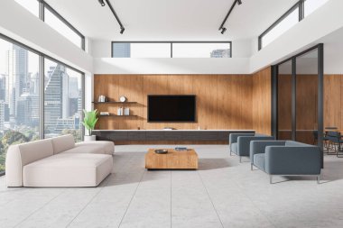 Geniş pencereli modern oturma odası, minimalist mobilyaların, ahşap aksanların ve ahşap bir duvarda parlak bir televizyonun yer aldığı bir şehir silueti gösteriyor. 3B Hazırlama