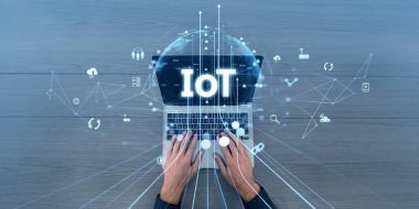 Dizüstü bilgisayar, IOT küresi, çeşitli dijital simgeler ve büyüyen oklar üzerinde çalışan insanların üst görünümü. İnternet gibi şeyler. Aygıt bağlantısı kavramı, küresel ağ ve teknoloji