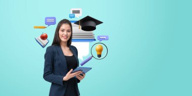 Asyalı mutlu iş kadını elinde tablet, ampul, web penceresi ve turkuaz arka planda mezuniyet şapkası kullanıyor. Çevrimiçi eğitim kavramı, gelecekteki kariyer ve işletme mastırı