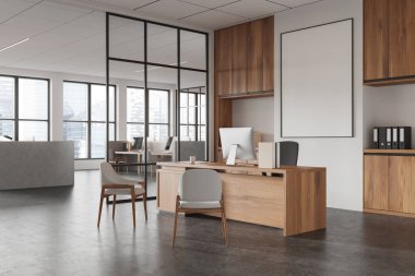 Modern ofis içinde bilgisayar masası ve sandalyeler, çerçevelenmiş duvarlar ve arka planda büyük pencereler. 3B Hazırlama