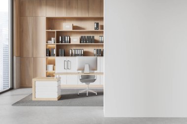 İçinde ahşap raflar, klasörler ve bilgisayar masası olan modern ofis içi. Sağ tarafta boş beyaz bir duvar var, fotokopi alanı sunuyor. Çalışma alanı tasarımı kavramı. 3B Hazırlama