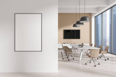 Modern ofis içinde beyaz bir duvarda boş bir poster var. Odada bir konferans masası, sandalyeler ve şehir manzaralı büyük pencereler var. 3B Hazırlama