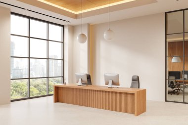 Ahşap bir masası, iki bilgisayarı ve şehir manzarasına bakan geniş pencereleri olan modern bir açık alan ofisi. Nötr tonlu minimal iç tasarım. 3B Hazırlama