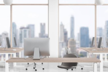 Bilgisayarlı çalışma masası, koltuklar ve panoramik pencerelerle birlikte çalışan iç mekanın bulanık arkaplanı. İş ürünleri sergisi ya da tanıtımı için bir model. 3B görüntüleme