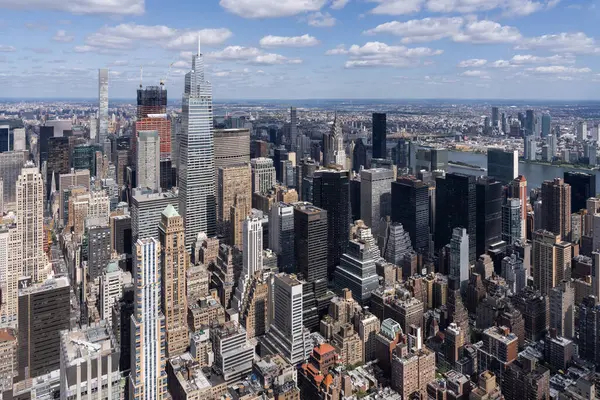 Açık bir günde New York şehrinin gökdelenleri ve binaları ile gökyüzü manzarası. Görüntü Manhattan 'ın yoğun şehir planlarını ve manzarasını sergiliyor. Başkent yaşamı ve kentsel yoğunluk kavramı