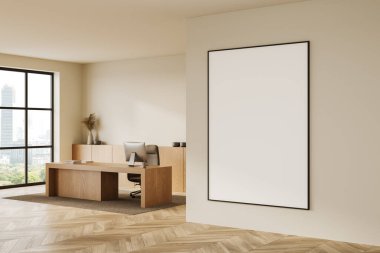 Modern ofis içi ahşap masa, büyük pencere ve duvarında boş çerçeveli poster. Doğal ışık içeri akıyor. 3B Hazırlama