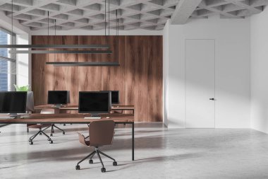 Ahşap duvarı, beton tavanı ve minimalist tasarımı olan modern çalışma alanı. Bilgisayarlı ve sandalyeli birkaç masa. Parlak ve temiz bir atmosfer. 3B Hazırlama