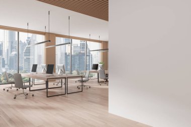 Çağdaş bir düzen için tasarlanmış boş bir duvar ve çalışma istasyonları olan bir ofis. Parlak ve havadar bir geçmişi var. 3B Hazırlama
