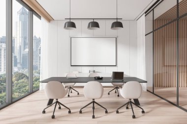 Büyük bir masa, şık sandalyeler ve şehir manzaralı bir sunum ekranı olan modern bir konferans odası. 3B Hazırlama