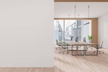 Boş bir duvar ve modern bir masa düzeneği olan içi boş bir ofis, şablon konsepti için ideal. 3B Hazırlama