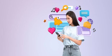Açık mor arka planda renkli sosyal medya simgeleriyle çevrili akıllı telefon kullanan genç bir kadın. Sosyal medya kullanımı kavramı