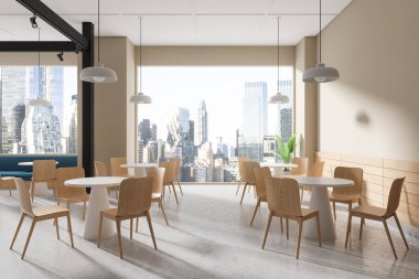 İçi bej renkli restoran, sandalyeler ve yuvarlak masalar, beton zeminde mavi kanepe. New York gökdelenlerinde şık yemek yerleri ve panoramik pencereler. 3B görüntüleme