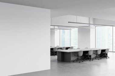Boş bir ofis, boş bir duvar ve sandalyeli modern bir masa. Arka planda büyük pencereleri olan temiz ve minimalist bir tasarım. Sunumlar için maket. 3B Hazırlama