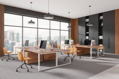 Ahşap masaları, turuncu sandalyeleri ve bilgisayarları olan modern ofis iç mimarisi, şehir manzarası arka planı, çalışma alanı kavramına karşıdır. 3B Hazırlama