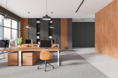 Ahşap masaları, turuncu sandalyeleri ve bilgisayarları olan modern açık ofis. Şehir manzaralı minimalist tasarım. Çalışma alanı kavramı. 3B Hazırlama