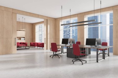 Yan yana çalışan bilgisayarın yan görünümü, sıralardaki masalar, aydınlık beton zemin. Kırmızı kanepe ve koltuklar, sürgülü kapılar. Singapur gökdelenlerinin panoramik penceresi. 3B görüntüleme