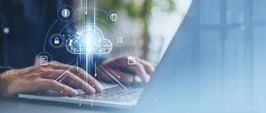 Bilgisayarda daktilo eden bir adam, dijital sembollü ikili bulut. Veri depolama, dosya transferi ve güvenlik. Teknoloji, destek ve hizmet kavramı. Boşluğu kopyala