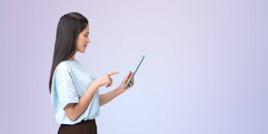 Gülümseyen Asyalı kadın parmak dokunma tableti profili, boş mavi arkaplanı kopyala. Çevrimiçi alışveriş kavramı, sosyal medya ve küresel ağ