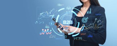 İş kadını elinde B2B hologram ve veri tablosuyla akıllı telefon tutuyor. Mavi arkaplanda teknolojiyi ve iş başarısını sembolize eden gelecekçi dijital grafikler