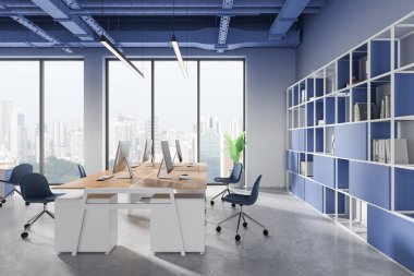 Bilgisayarları, mavi sandalyeleri, şehir manzaralı geniş pencereleri ve raf duvarı olan modern bir ofis. Çalışma alanı tasarımı kavramı. 3B Hazırlama.