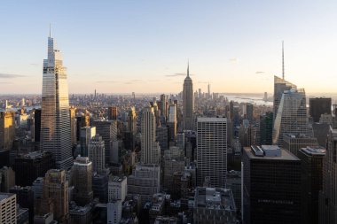 Günbatımında Manhattan 'ın gökdelenlerini renkli gökyüzüne karşı sergiliyor.