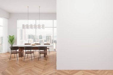 Büyük bir masa ve sandalyeli yemek odası, sağında boş bir duvar. Arka planda şehir manzarası olan büyük pencereler. 3B Hazırlama