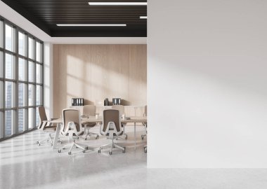 Boş bir duvar, modern mobilyalar ve bol doğal ışık içeren şık bir ofis. Tasarım kavramları için ideal. 3B Hazırlama
