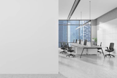 Modern ofis çalışma alanının sol tarafındaki boş beyaz duvar. Parlak, minimalist tarzda, geniş pencereli ve ofis sandalyeli, modelleme konsepti. 3B Hazırlama