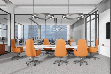 Beyaz bir masa, cam duvarlar ve şehir manzaralı geniş pencereli turuncu sandalyeli modern bir konferans odası. 3B Hazırlama