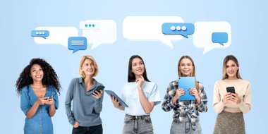 Üzerinde konuşma baloncukları olan telefonları ve tabletleri tutan bir grup kadın mavi bir arkaplanda duruyor, sosyal iletişim kavramı.