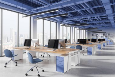 Parlak ofis içi manzarası, uzun sıralarda bilgisayar, beton zemin. Ortak çalışma alanı ve dekorasyonlu raf. Singapur gökdelenlerinin panoramik penceresi. 3B görüntüleme