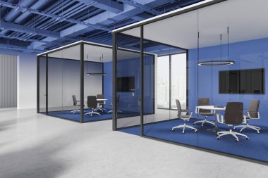 Mavi ve beyaz konferans köşesi manzarası. İçişleri koltukları ve tahtalar, beton zemin. Minimalist mobilyaları olan cam iş odaları. Gökdelenlerin panoramik penceresi. 3B görüntüleme