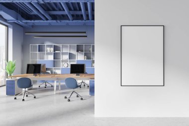 Masalarda, beton zeminde bilgisayar olan parlak bir çalışma odası. Raflı iş yeri, gökdelenlerde panoramik pencere. Bölümdeki tuval posterini taklit et. 3B görüntüleme