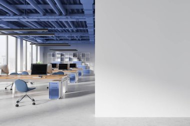 Görüntünün sağ tarafındaki boş duvar modeli sol tarafında masalar ve bilgisayarların yer aldığı modern bir ofis içerisine sahip. 3B Hazırlama