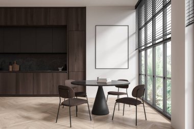 Koyu ahşap dolabı, ahşap zeminde masa ve sandalyeleri olan şık bir ev mutfağı. Tropik bölgelerde panoramik pencere. Bölümdeki boş posteri taklit et. 3B görüntüleme