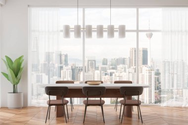 Masası, sandalyeleri ve modern minimalist tarzında bir bitkisi olan yemek odası. Şehir silueti manzaralı büyük bir pencere. Modern iç tasarım konsepti. 3B Hazırlama