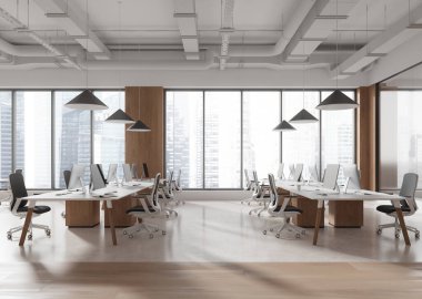 Minimalist masaları, sandalyeleri ve bilgisayarları olan geniş, modern bir ofis. Büyük pencereler, ahşap aksanlar, modern ışıklandırma. 3B Hazırlama