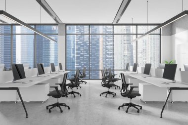 Boş masaları, sandalyeleri ve bilgisayarları olan modern bir açık ofis. Temiz ve minimal tasarım, şehir manzaralı geniş pencereler. 3B Hazırlama