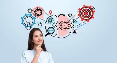 Etrafında renkli beyin, roket, hedef, vites ve ampulle dolaşan derin düşüncelere sahip bir kadın. Mavi arkaplan, yenilik kavramı