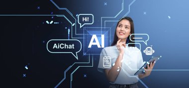 Tablet kullanan Asyalı bir kadın, sohbet robotları ve sosyal medya ile parlayan hologram Hud. Yapay zeka, makine öğrenme ve sanal asistan kavramı
