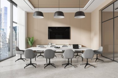 Gri sandalyeleri, büyük pencereleri, bej duvarları ve duvara monte edilmiş televizyonu olan modern bir konferans odası. Minimalist tasarım. Şehir manzarası geçmişi. 3B Hazırlama