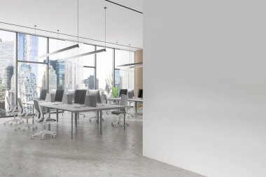 Masalarının üzerinde bilgisayarlar şehir binalarını gösteren büyük pencereler ve ön planda boş bir duvar olan açık bir uzay ofisi. Finans konsepti. 3B Hazırlama.