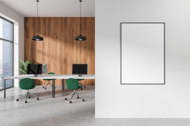 Modern bir ofiste, beyaz bir duvarda, ahşap paneller, yeşil sandalyeler ve büyük pencereli boş bir poster şablonu sergileniyordu. 3B Hazırlama