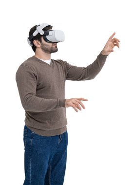 VR kulaklık kullanan bir adam, elini uzatıyor. Beyaz arka planda izole edilmiş. Sanal gerçeklik ve teknoloji kavramı